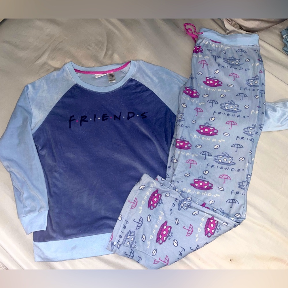 Friends themed pajama set. Never worn, was to short for me, I’m 5’9.